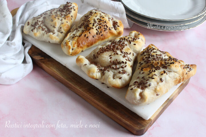 Rustici integrali con feta, miele e noci
