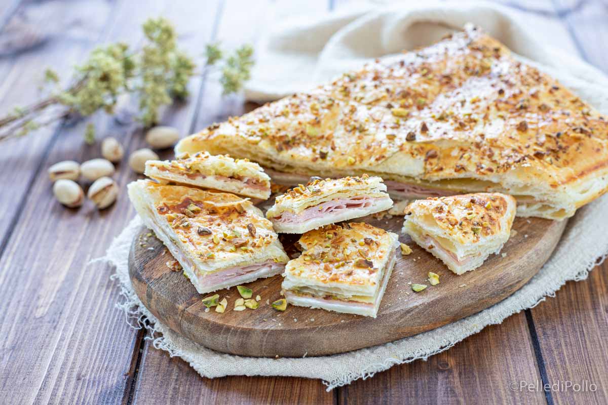 Rustico con mortadella e pistacchi