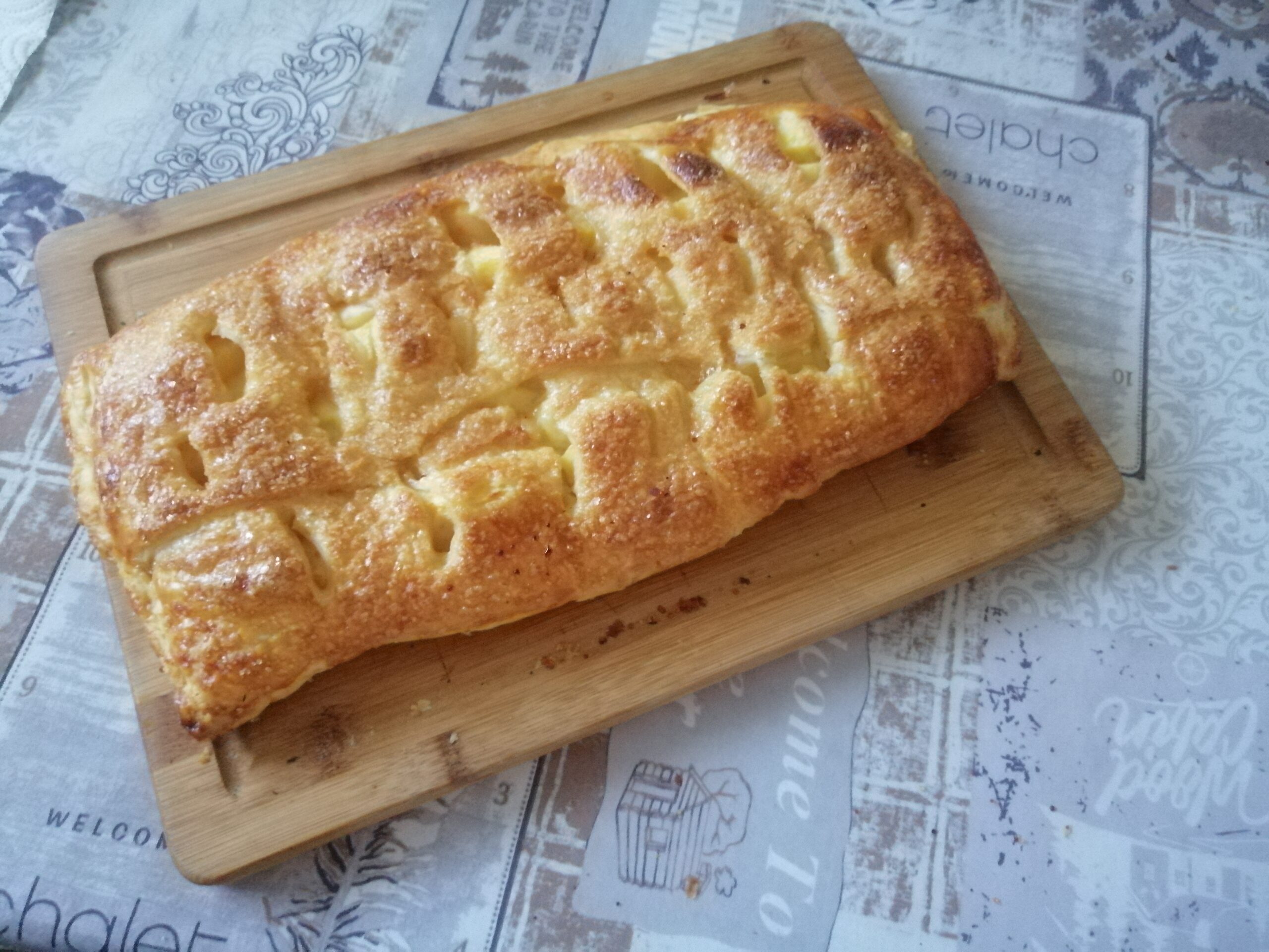 Rustico di pasta sfoglia con crema e pesche