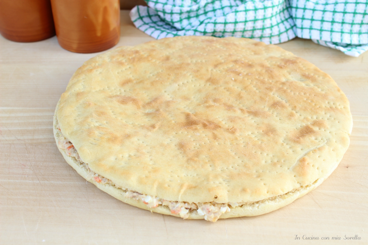 Rustico farcito con tonno e sottaceti