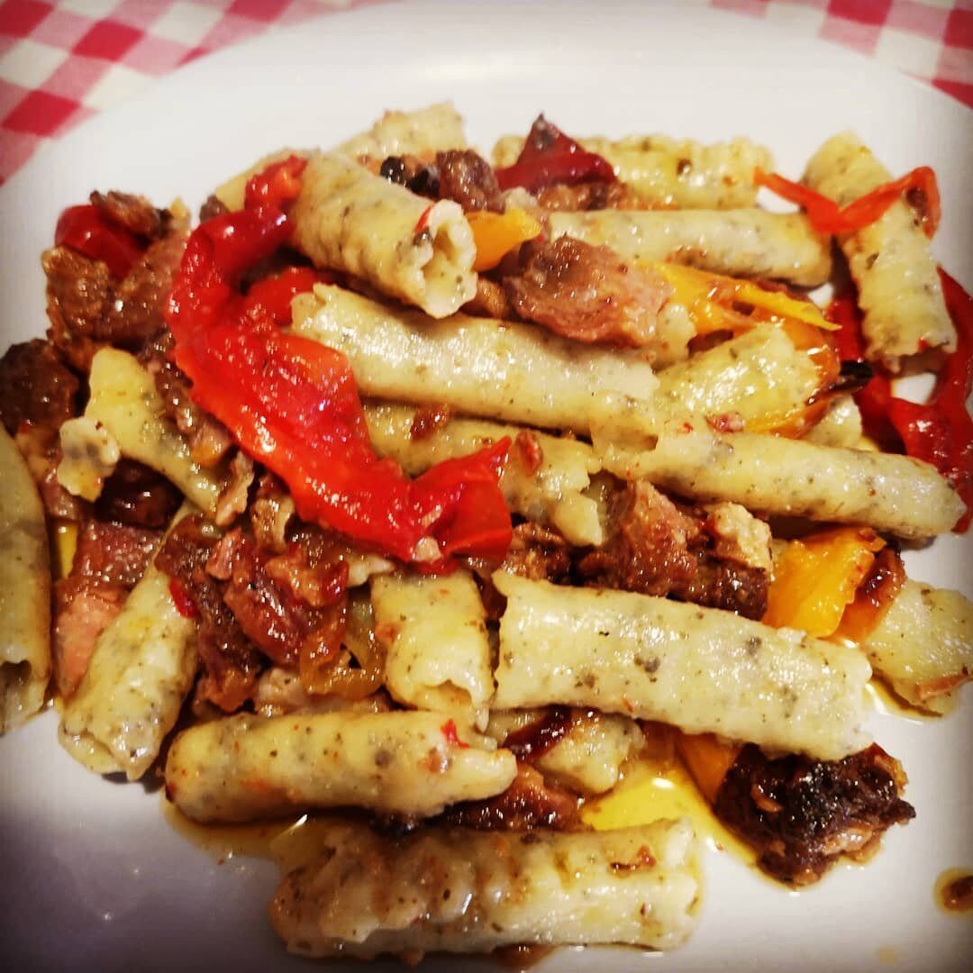 Rusticoni salvia & birra con sugo di costine di maiale e peperoni