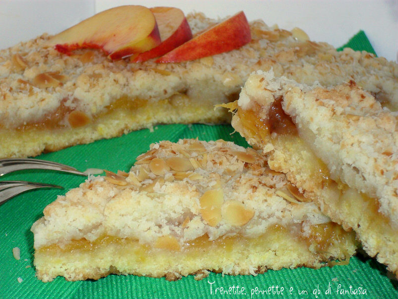 Sablè di pesche caramellate con crumble al cocco