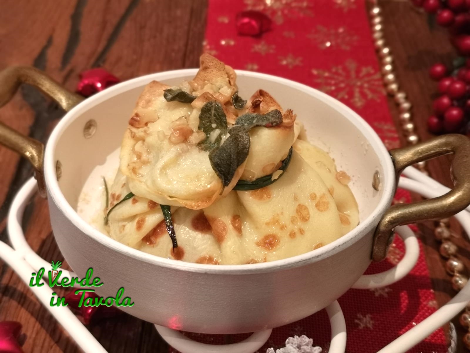 Sacchettini di crespelle con radicchio, ricotta e noci la ricetta