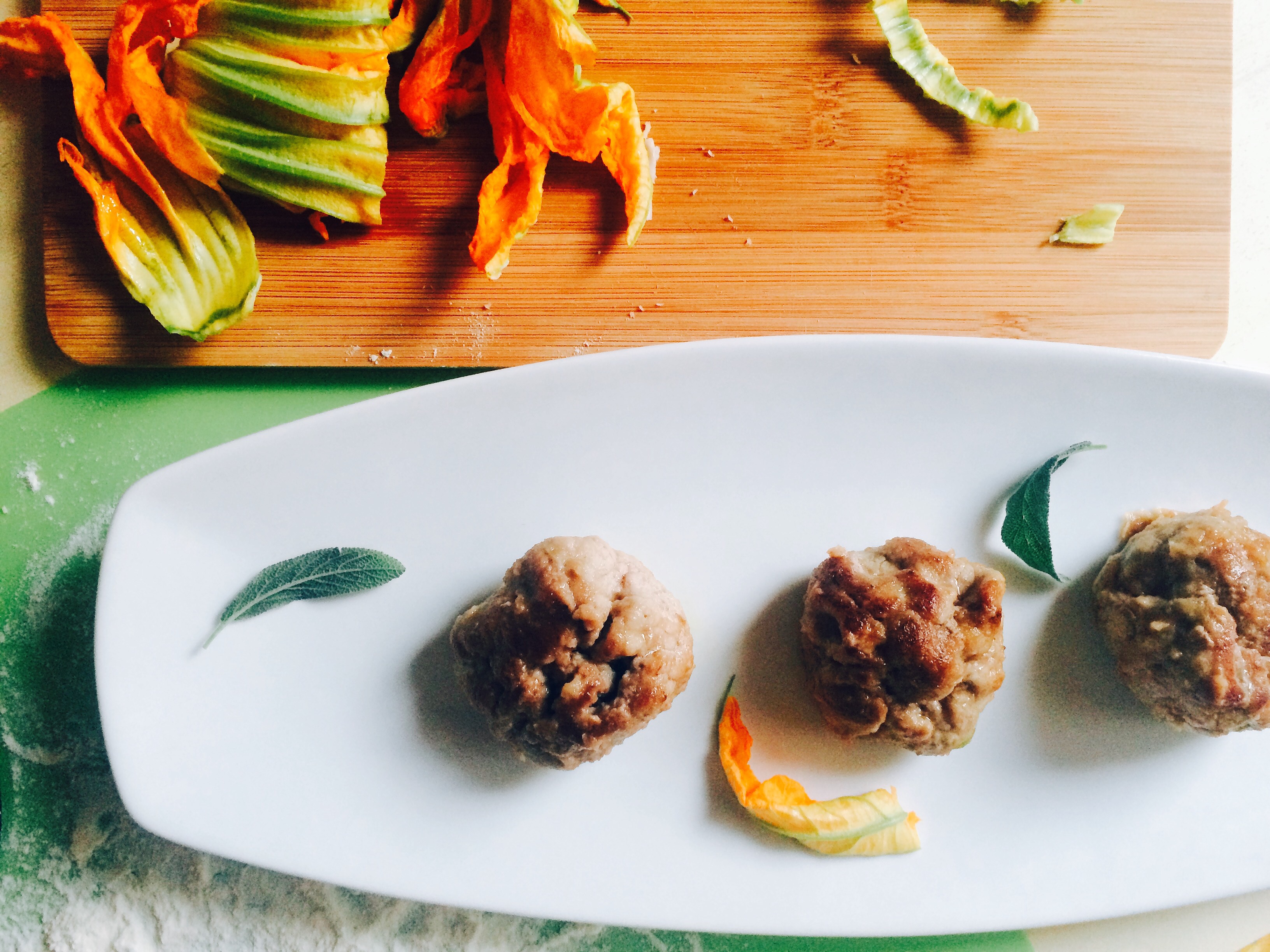Saccottini di carne con fiori di zucca, scamorza affumicata e prosciutto cotto