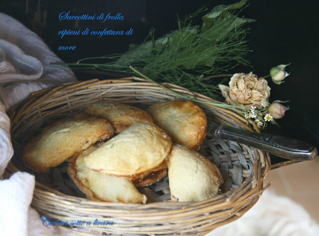 Saccottini di frolla con confettura di more