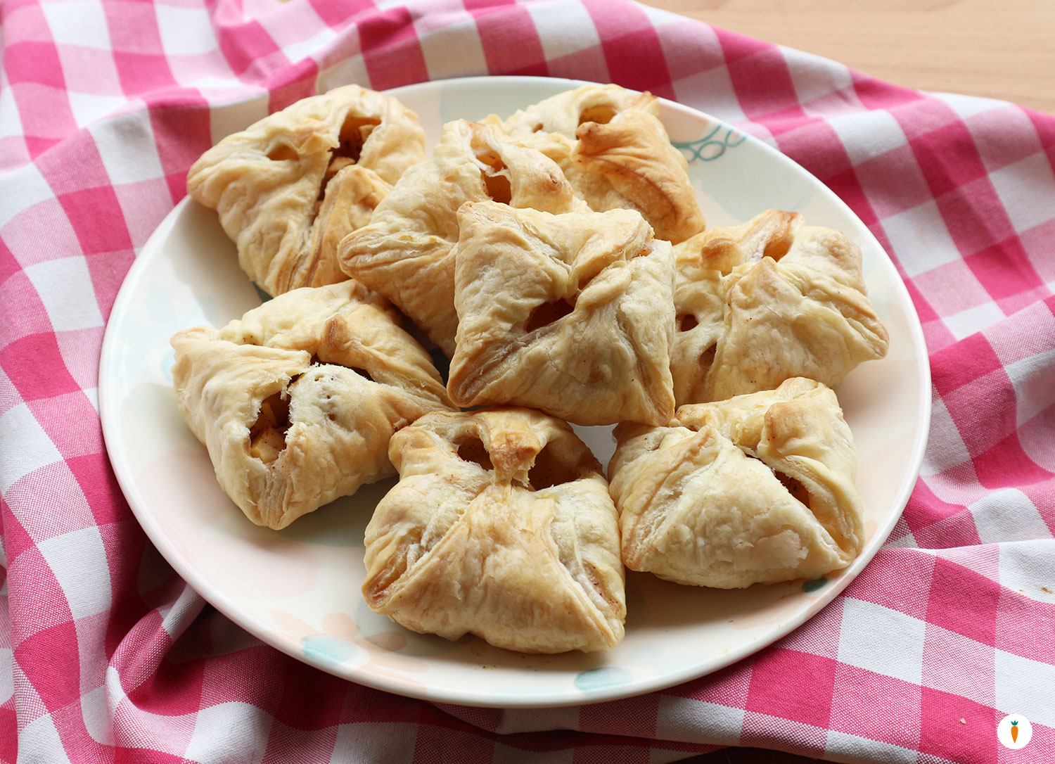 Saccottini di pasta sfoglia con mele e cannella