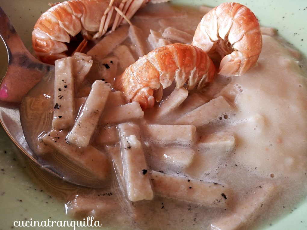 Sagne bio di lullo in crema di cannellini e scampi