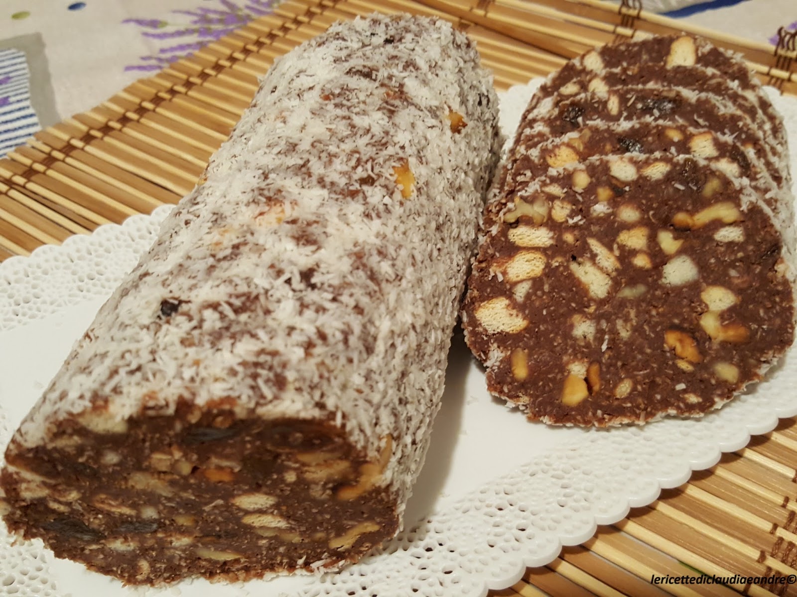 Salame al cioccolato con noci, uvetta e cocco, senza uova