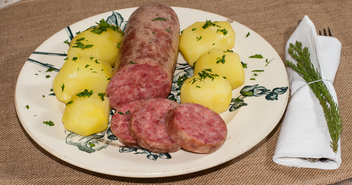 Salame da cuocere con patate bollite