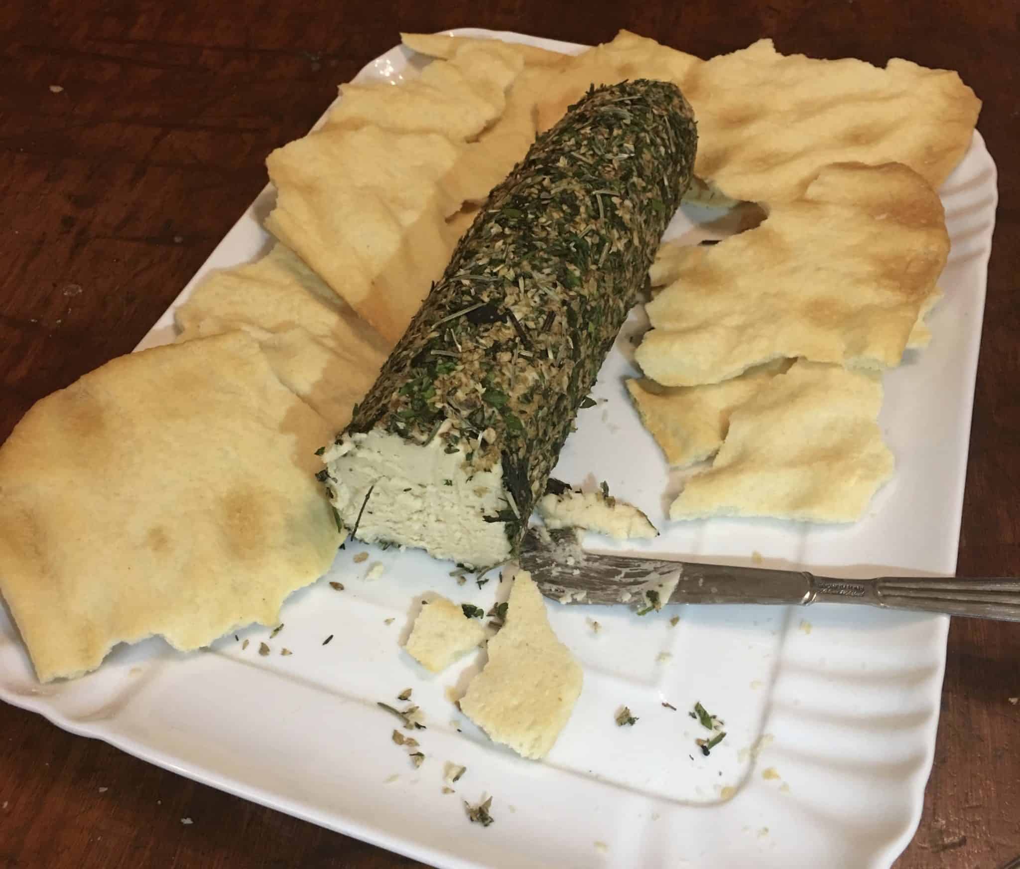 Salame di formaggio con copertura di erbe aromatiche
