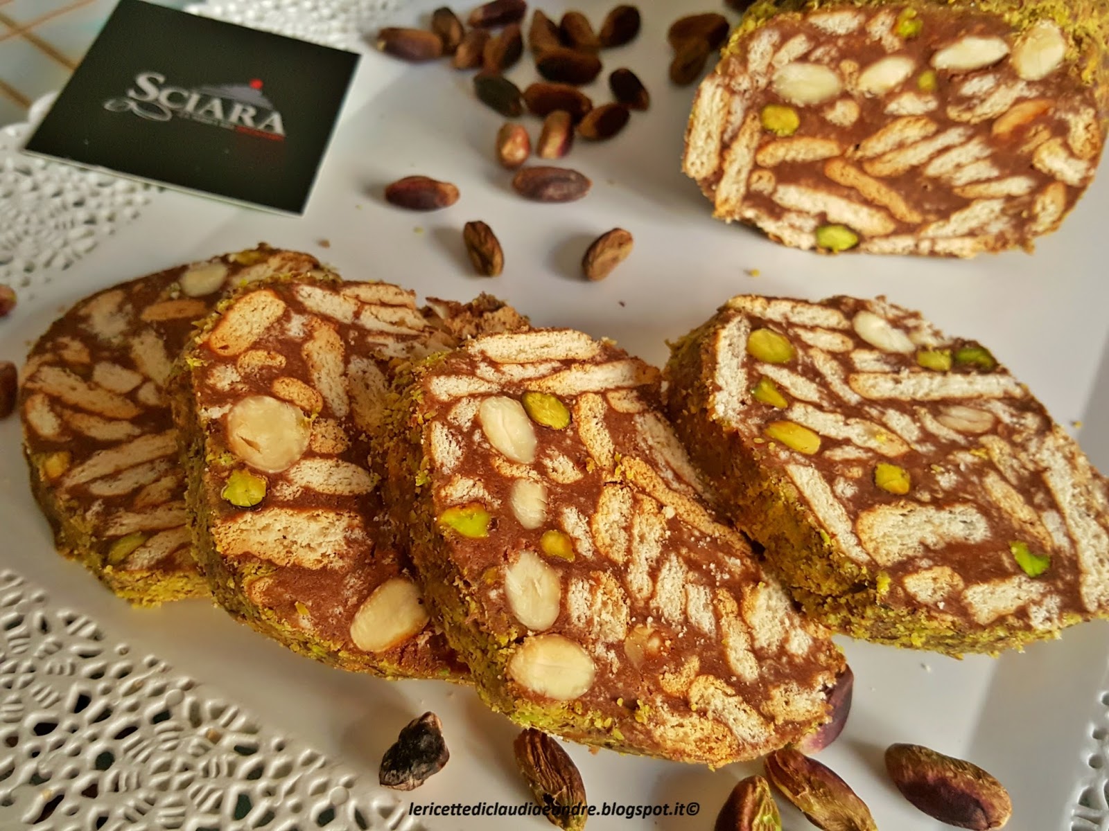 Salame dolce di cioccolato con pistacchi e mandorle, al miele e senza uova