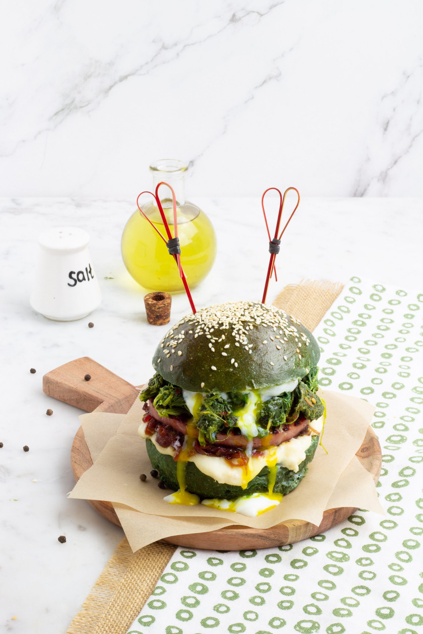 Salamella burger con bun alla spirulina