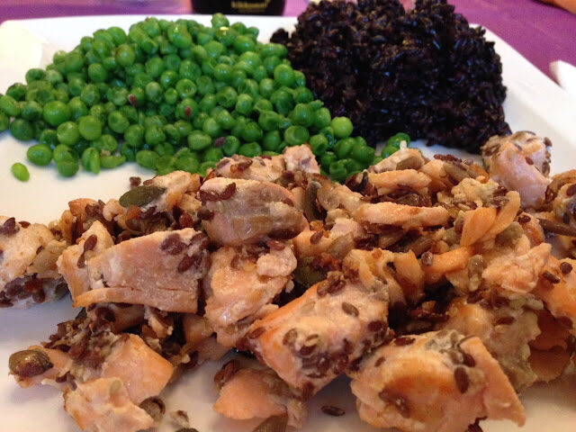 Salmone ai semi, riso venere e piselli