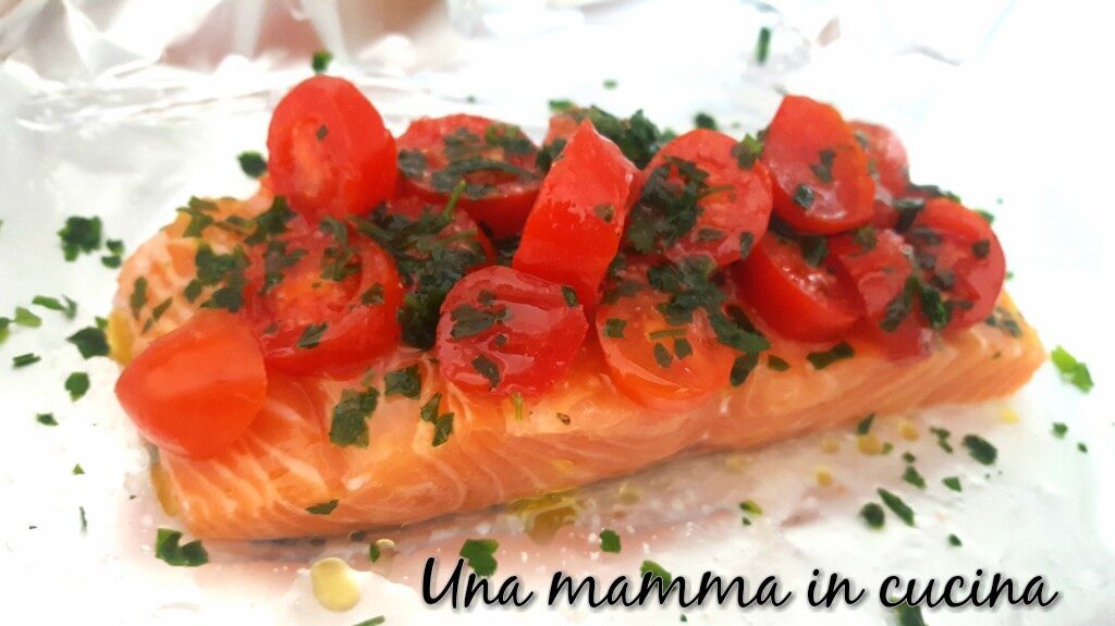 Salmone al cartoccio con pomodorini