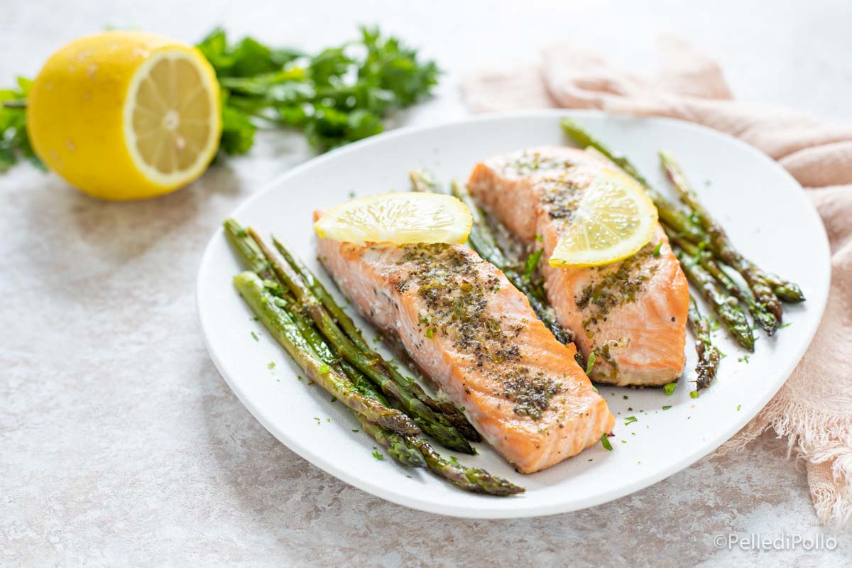 Salmone al forno con asparagi