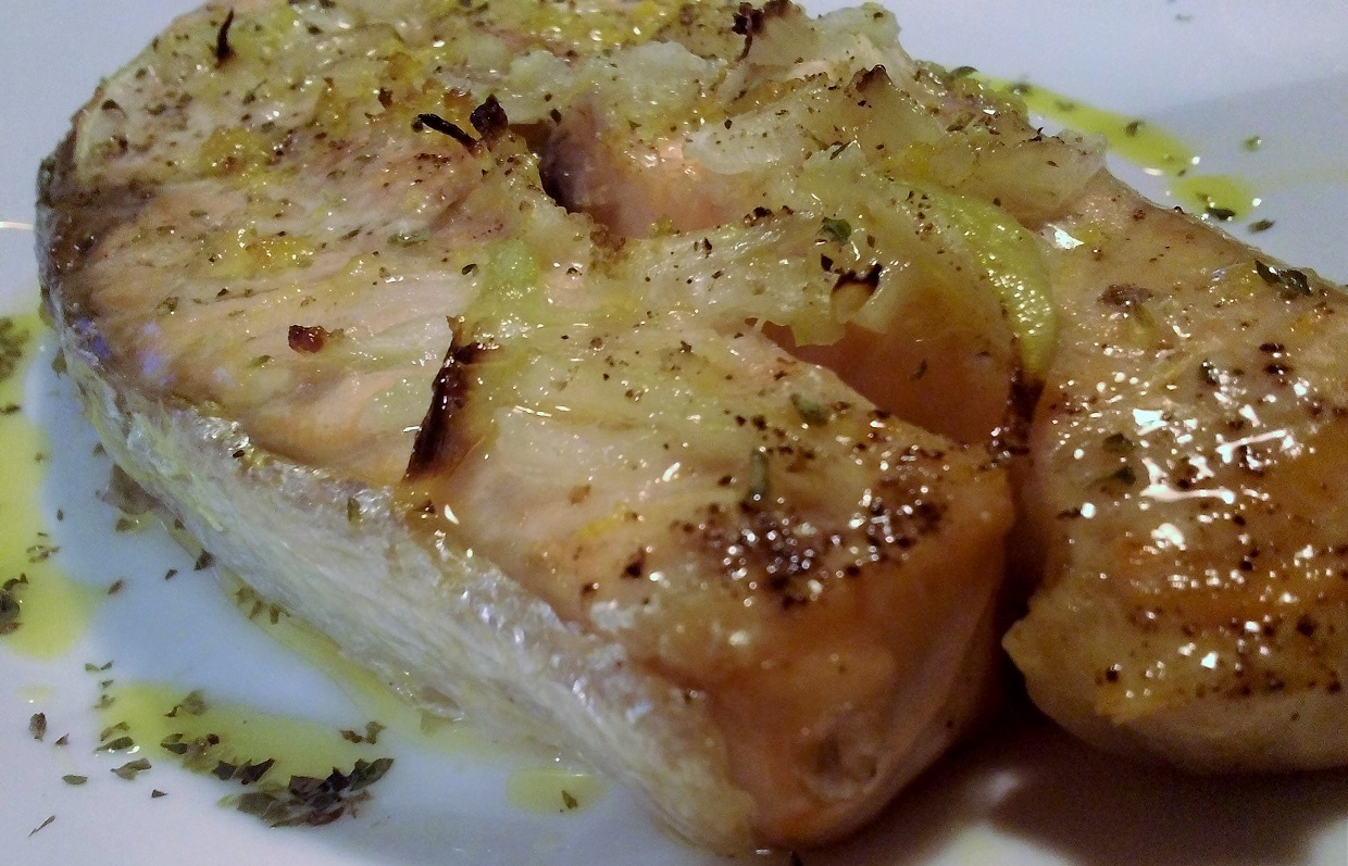 Salmone al forno con cipolla