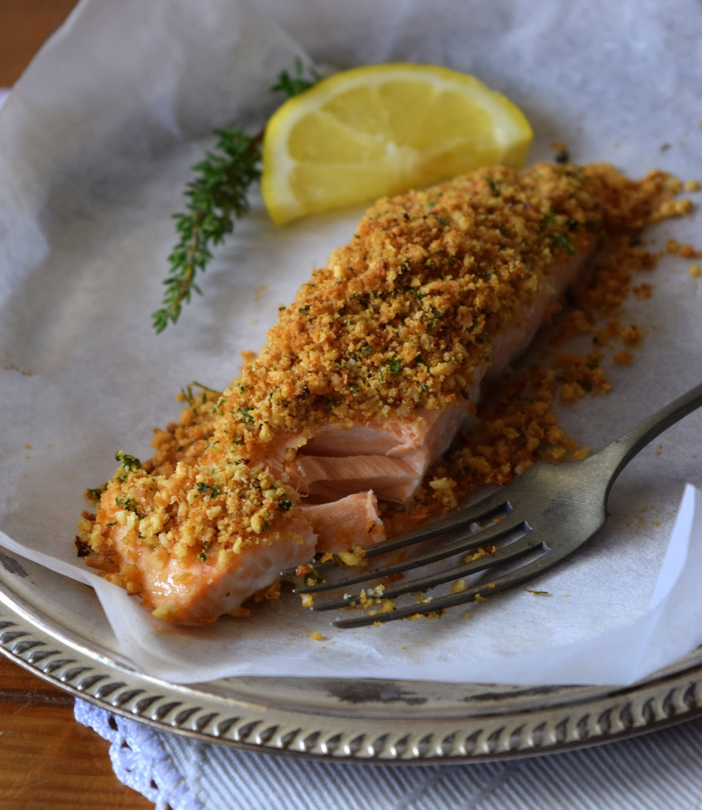 Salmone al forno con crumble di nocciole