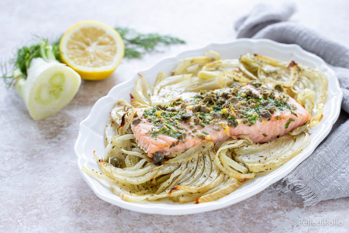 Salmone al forno con finocchi e capperi