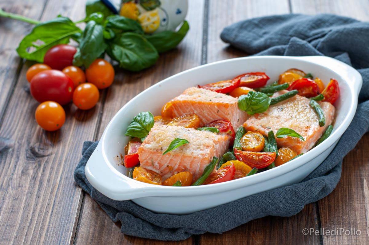 Salmone al forno con pomodori e fagiolini