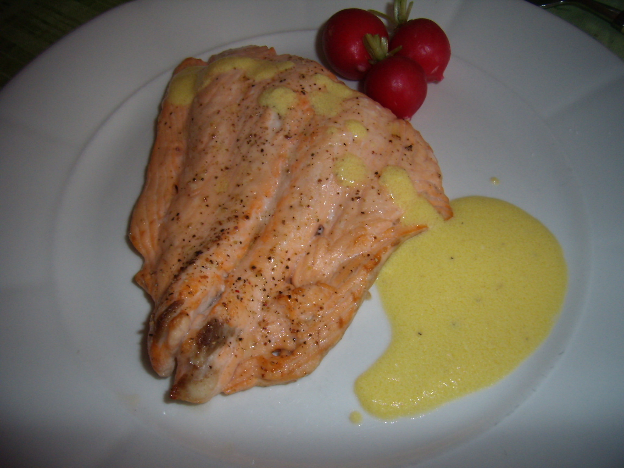 Salmone al forno in salsa olandese