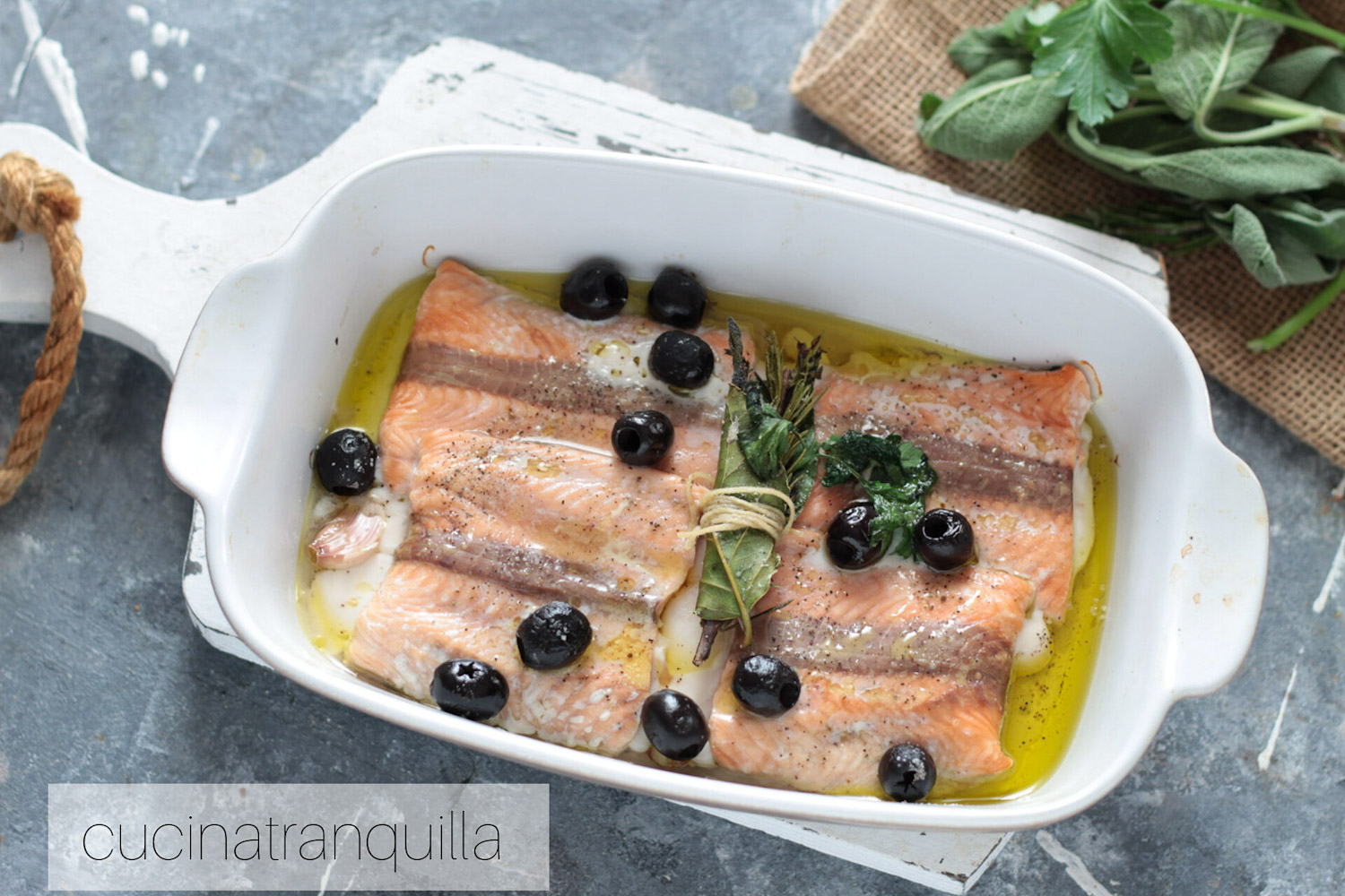 Salmone al forno marinato con erbe aromatiche