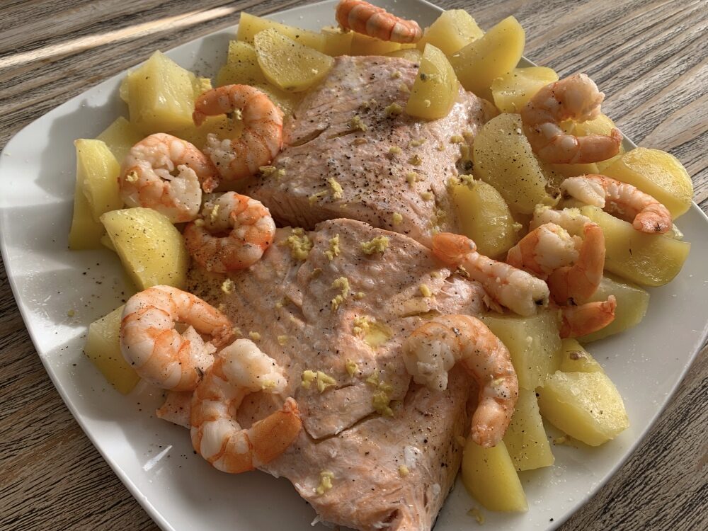 Salmone al vapore con gamberi e agrumi