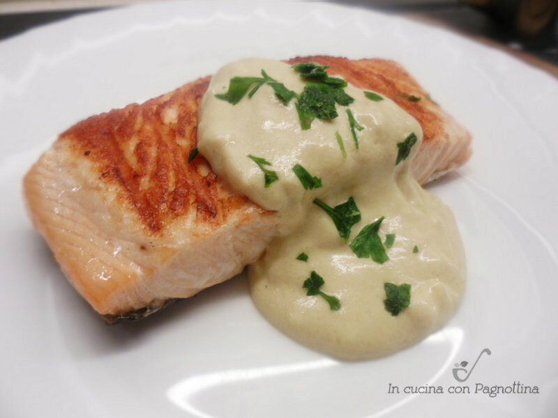 Salmone alla piastra con salsa alla senape