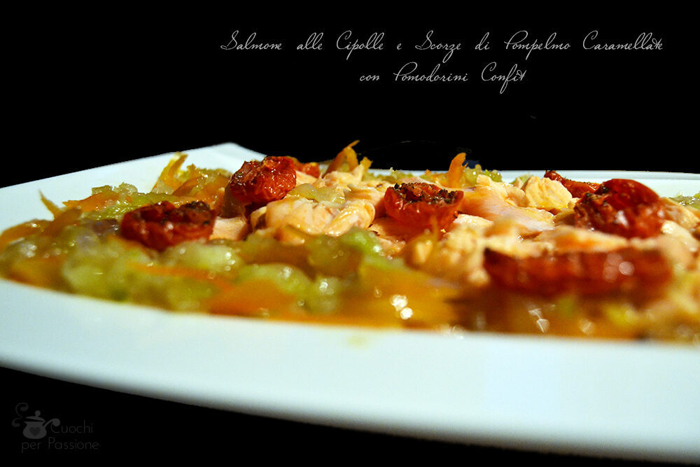 Salmone alle cipolle e scorze di pompelmo caramellate con pomodorini confit