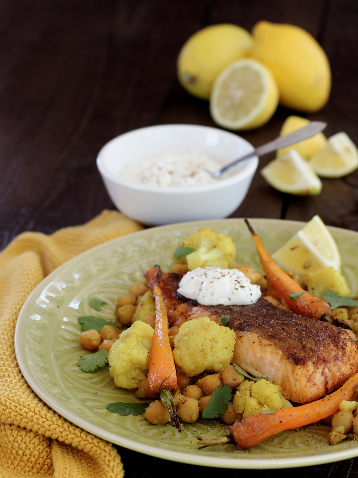 Salmone con ceci e cavolfiore speziato