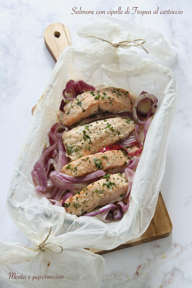 Salmone con cipolle di tropea al cartoccio
