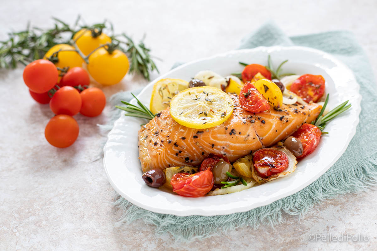 Salmone con erbe e pomodorini alla mediterranea