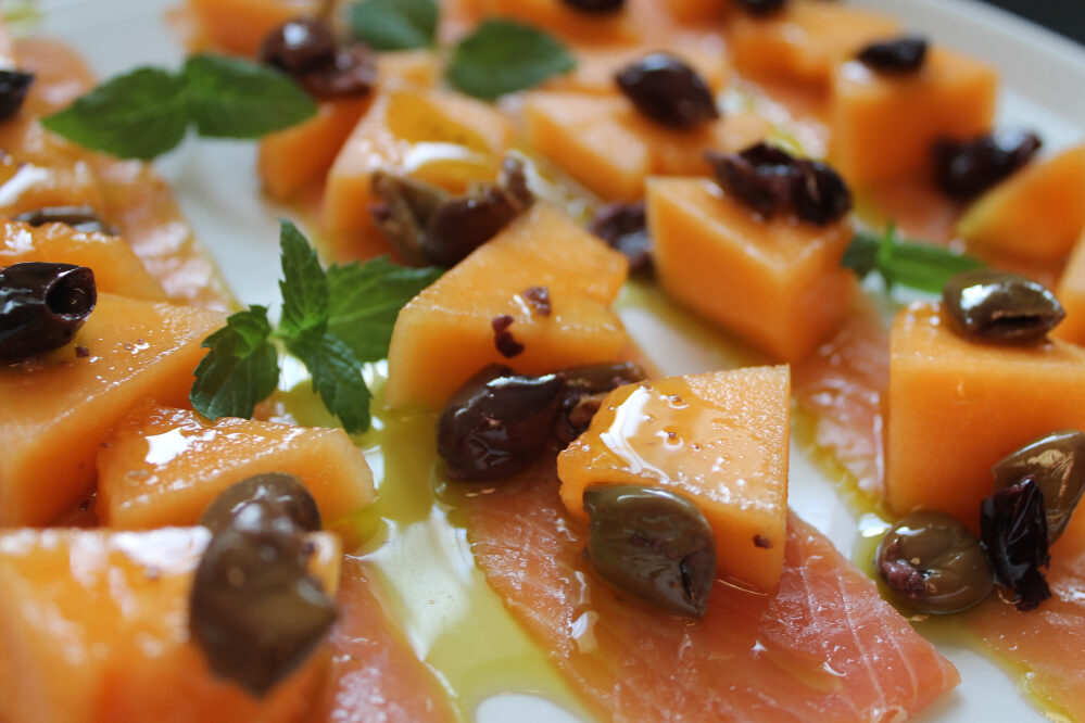 Salmone con olive taggiasche e melone