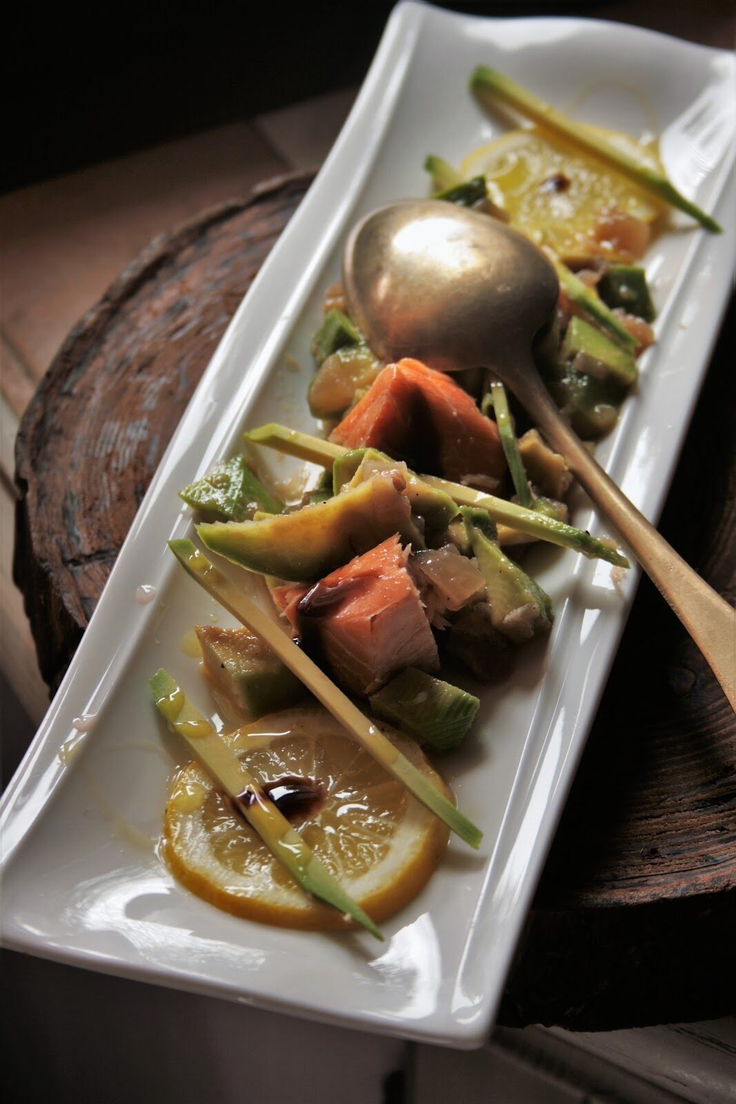 Salmone e avocado in salsa di cipolle di tropea