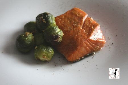 Salmone glassato alla senape e miele con cavolini di bruxelles in friggitrice ad aria