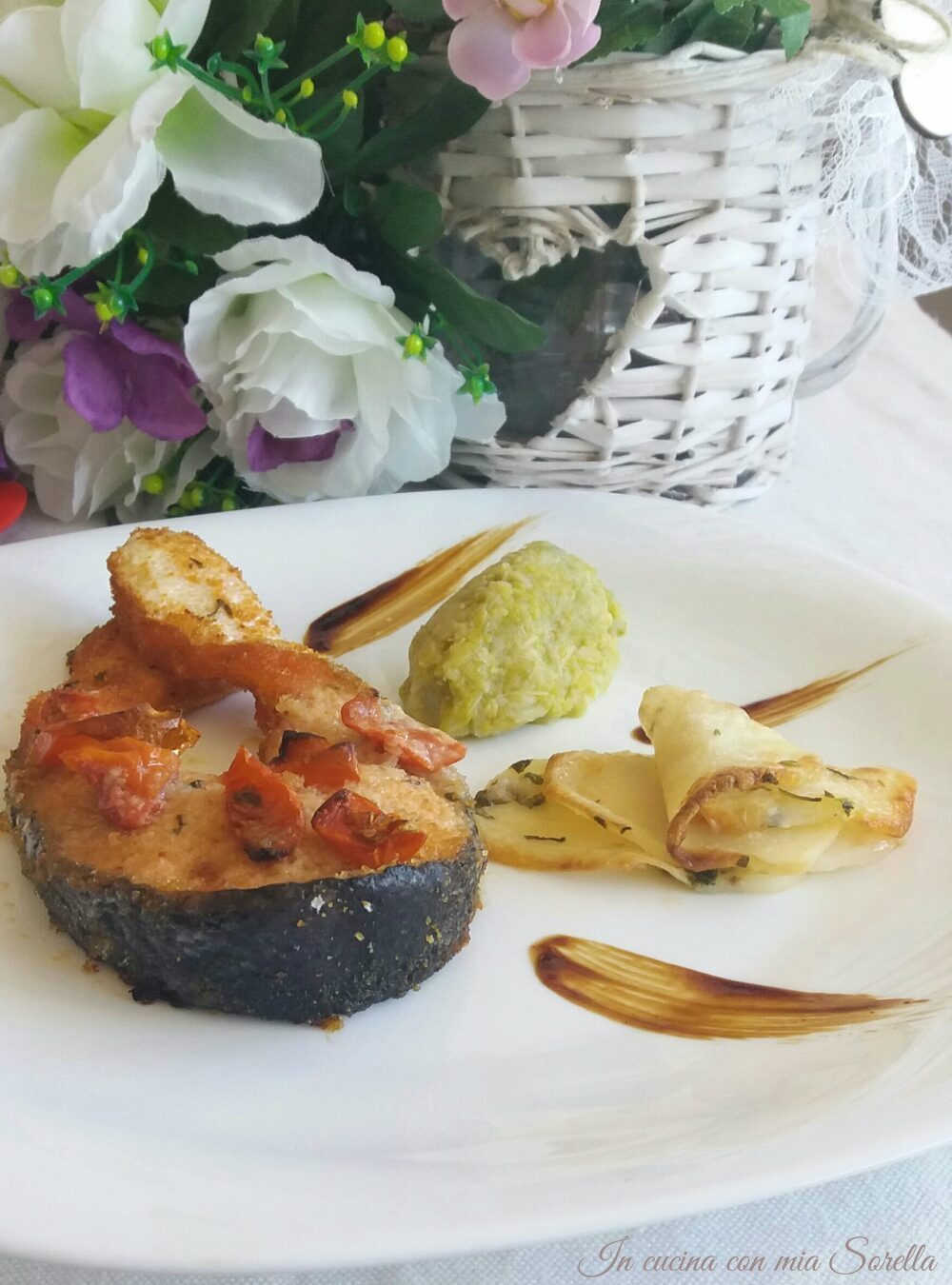 Salmone gratinato al forno con chips di patate e quenelle di broccolo