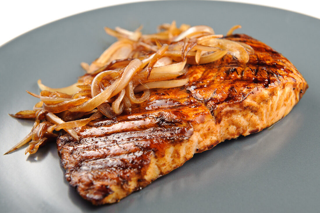 Salmone grigliato con cipolle caramellate