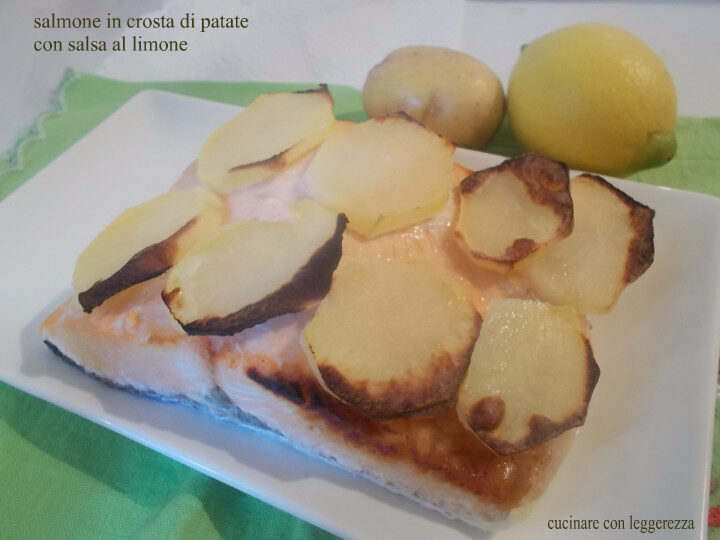 Salmone in crosta di patate con salsa al limone