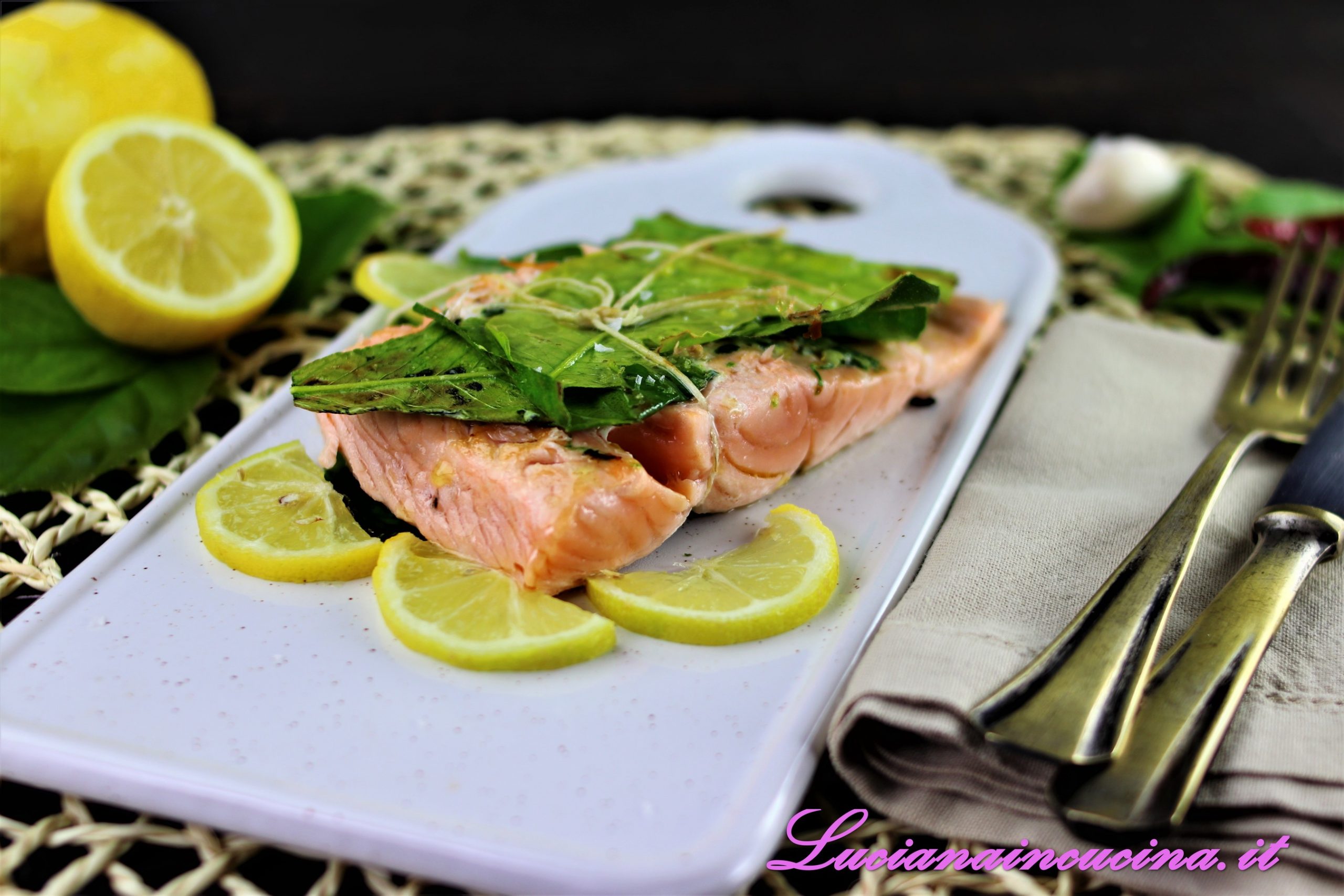 Salmone in foglie di limone