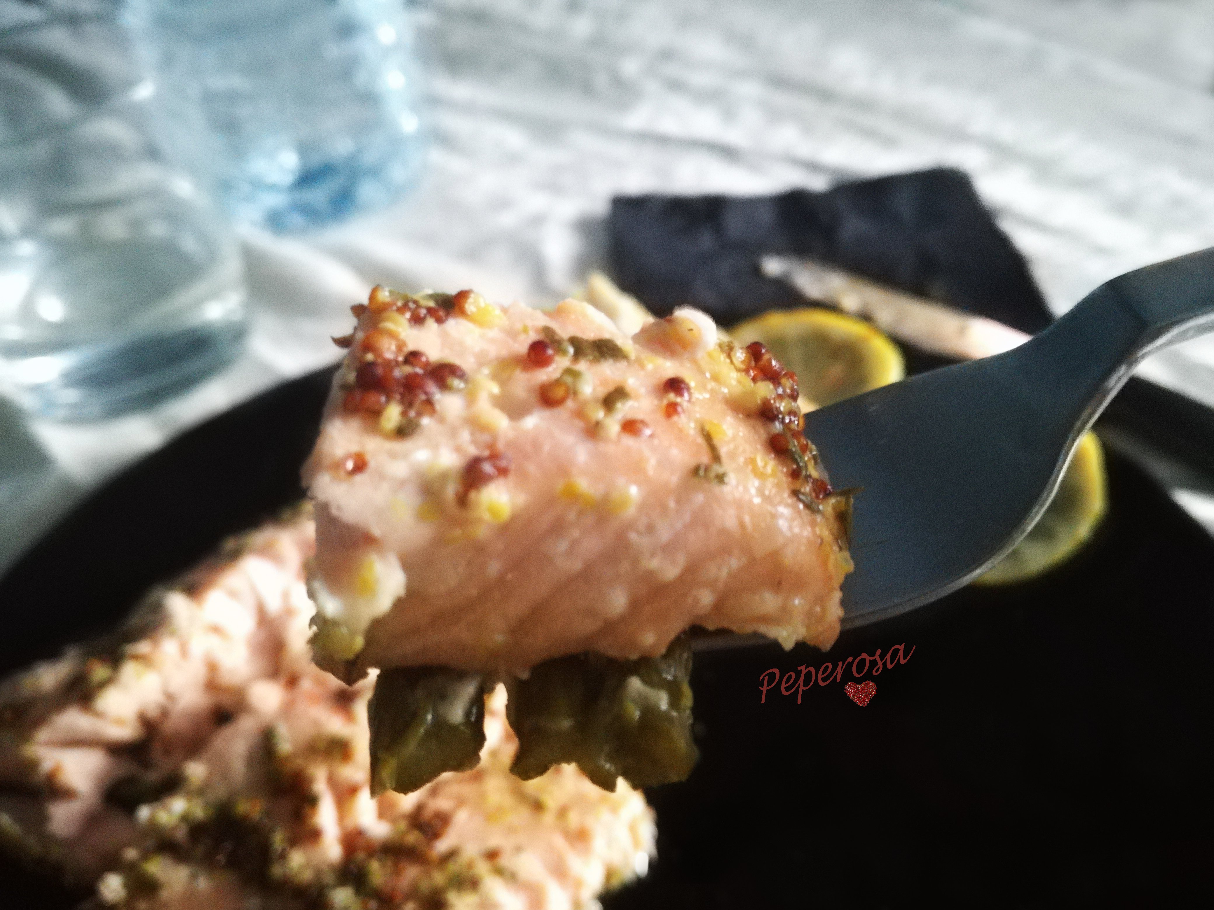 Salmone in salsa di senape e asparagi