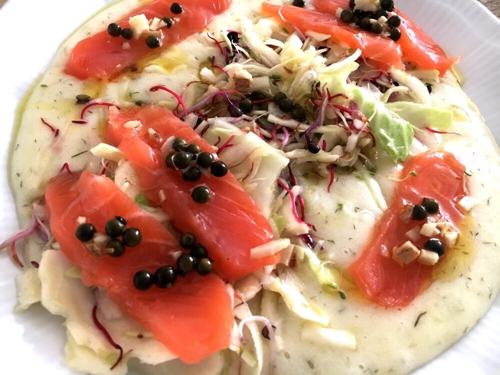 Salmone su crema di patate e aneto. un antipastino veloce!