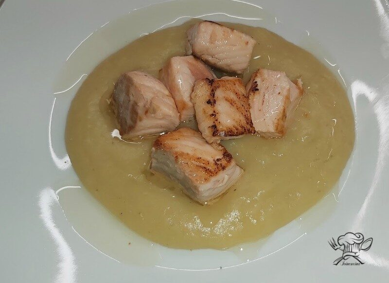 Salmone su crema di patate e scalogno