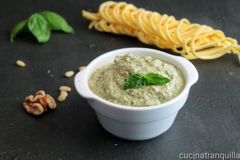 Salsa al basilico con noci e pinoli