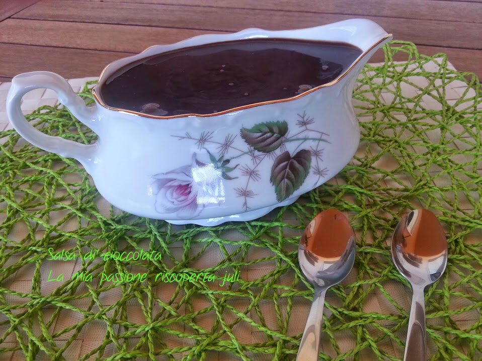 Salsa al cioccolato, profiteroles