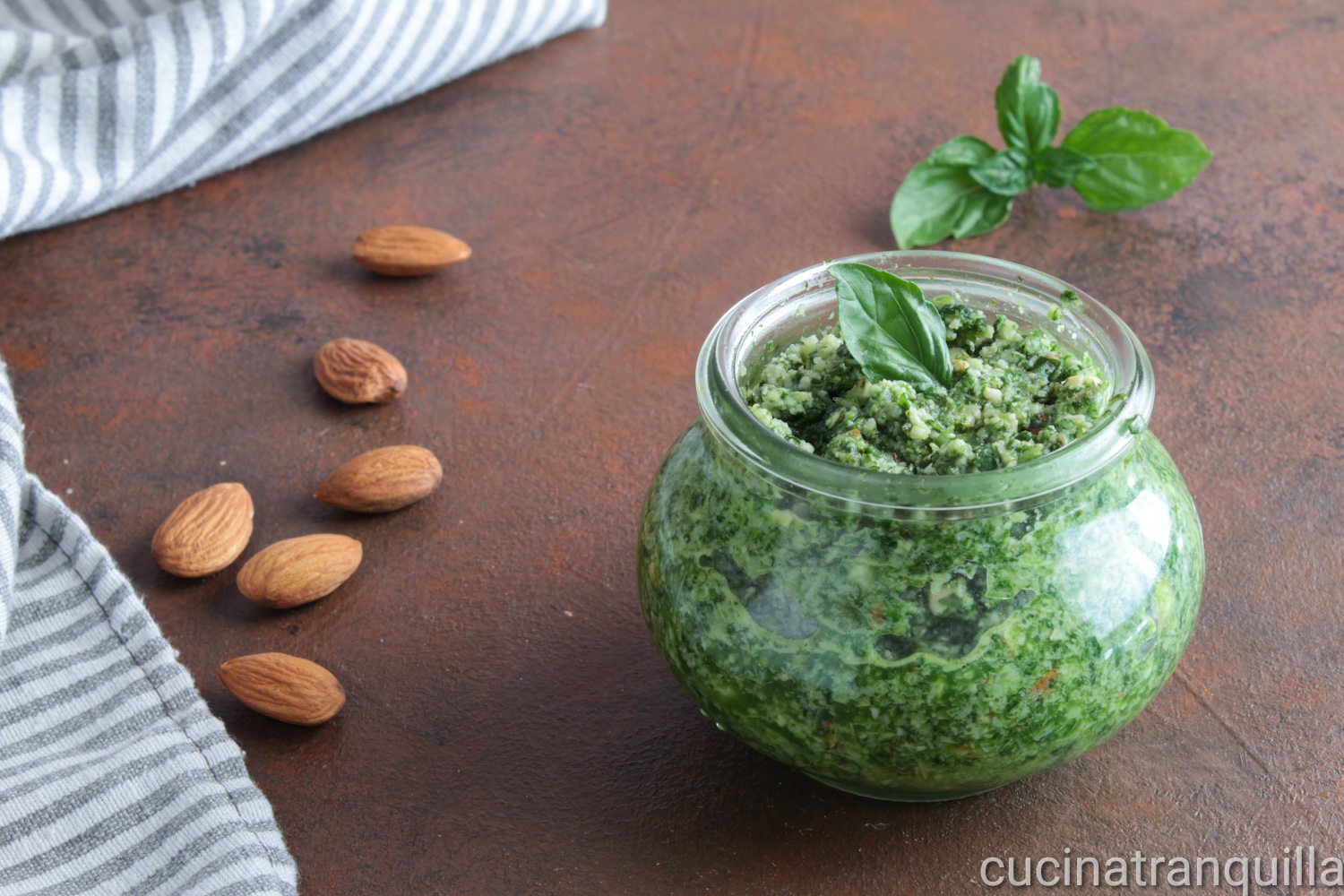 Salsa alla rucola con basilico e mandorle
