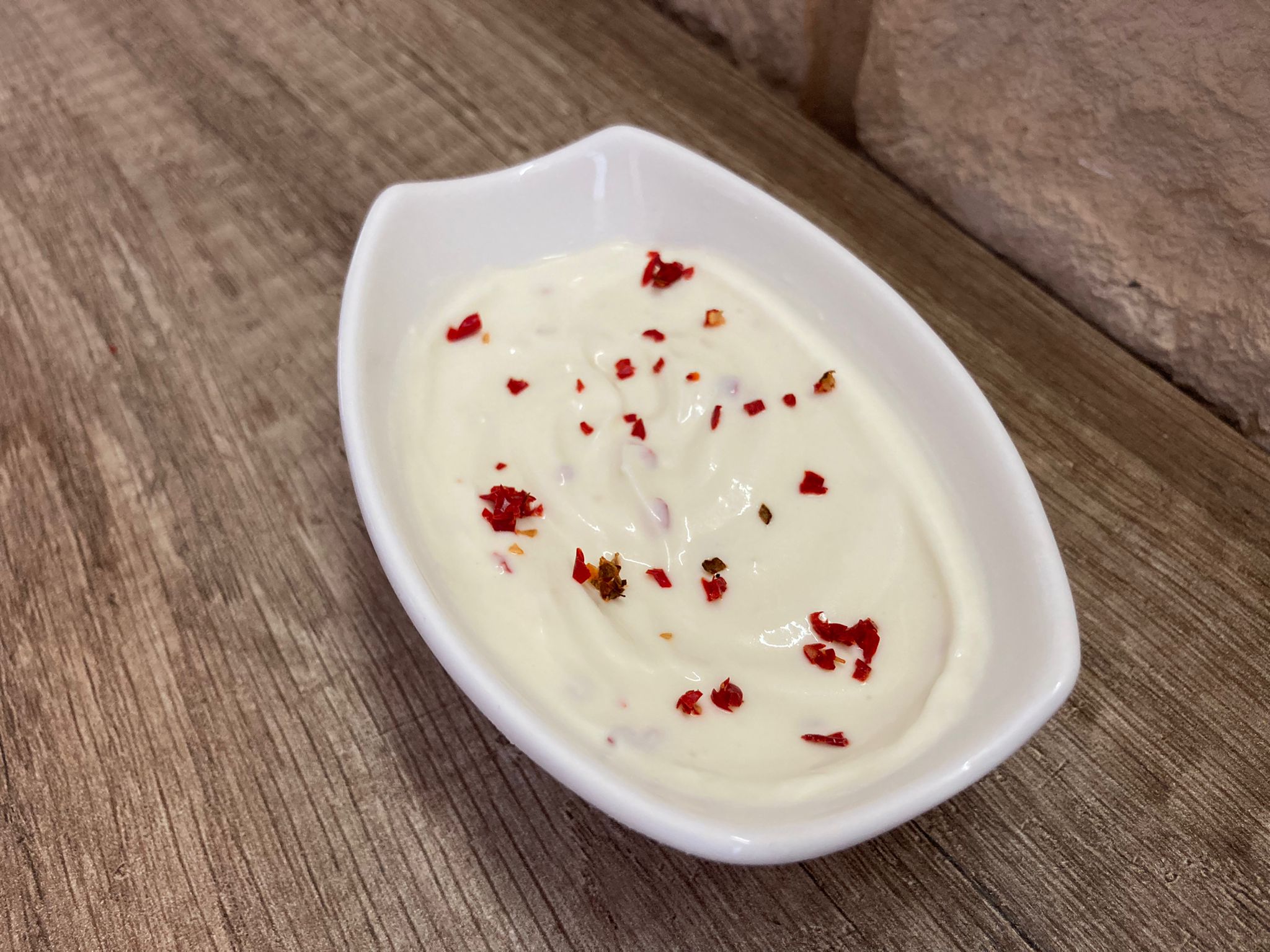 Salsa allo yogurt greco piccante: ricetta facile da fare a casa