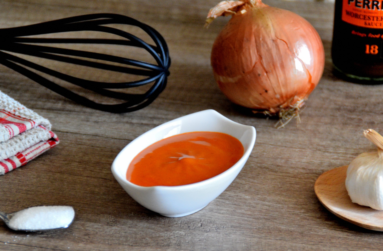 Salsa burger fatta in casa in 10 minuti: ricetta gustosa da accompagnamento