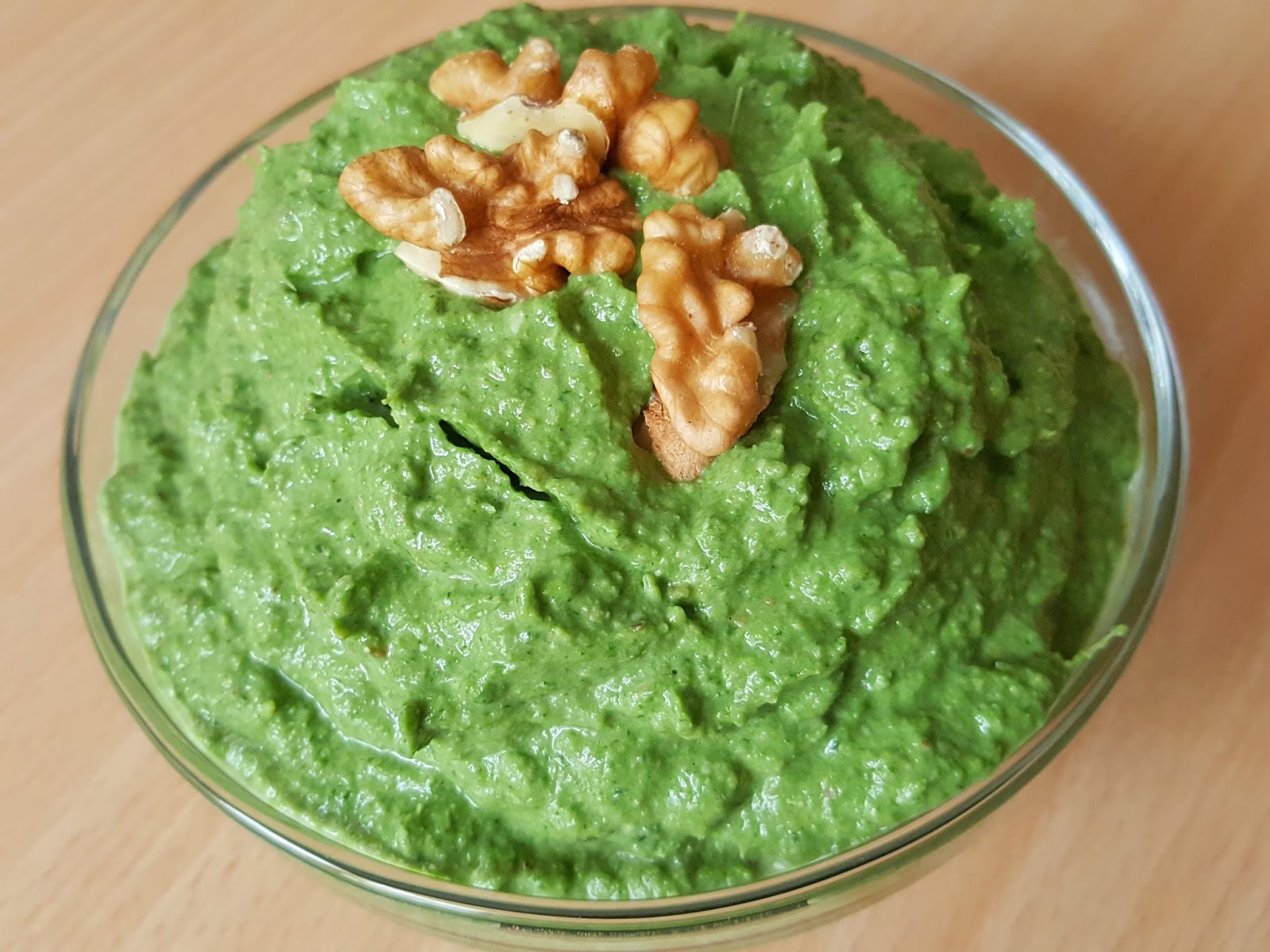 Salsa con foglie di broccoli e noci, ricetta di riciclo