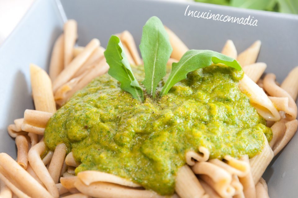Salsa con rucola e curry: ideale per condire pasta, riso e carni