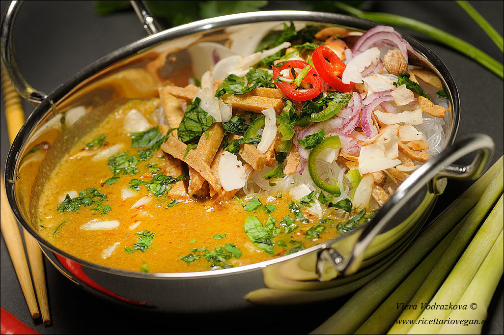 Salsa di curry geng gari con noodles glass