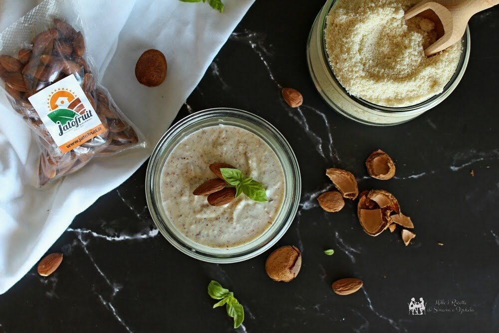 Salsa di mandorle , pesto di mandorle